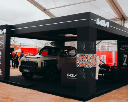 كيا تدعم جولة كأس بطولة العالم FIFA&trade; من كوكاكولا عبر حلول تنقل فاخرة في منطقة الشرق الأوسط وأفريقيا